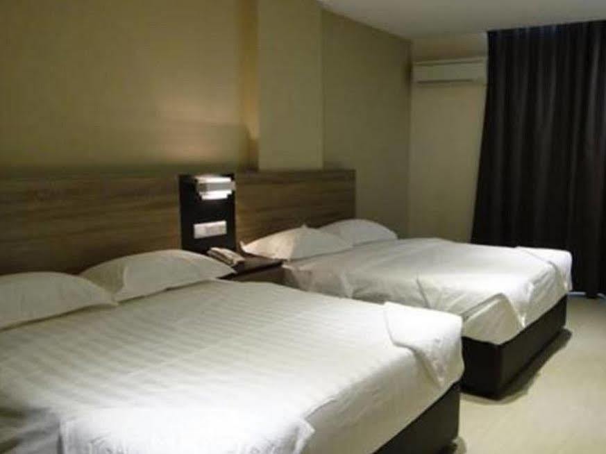 Galaxy Hotel Simpang Ampat  Экстерьер фото