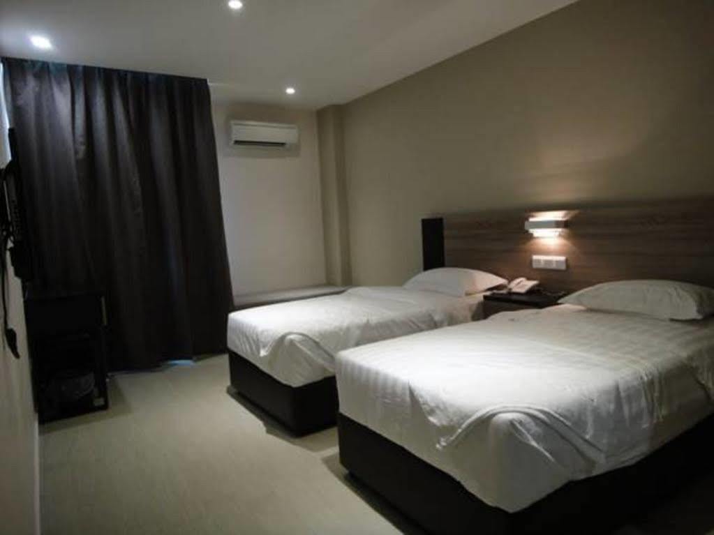 Galaxy Hotel Simpang Ampat  Экстерьер фото